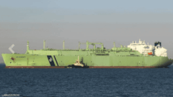 البترول تنفي صلة مصر بحادث ناقلة الغاز قبالة السواحل الليبية