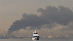 إيران تطالب بإخلاء الموانئ في الإمارات وتلوح باستهداف مواقع للقوات الأمريكية