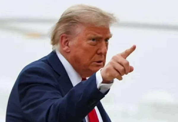 ترامب يحذّر إيران من عواقب زرع أي ألغام في مضيق هرمز.