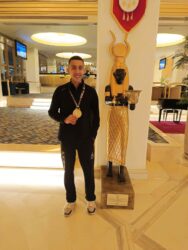 نور أشرف..نجم عالمي مصري يسطع في سماء القوة البدنية ويتوج ببطولة العالم