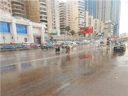 الإسكندرية ليلة شتوية قارصة وسط حالة من سقوط الأمطار ونشاط الرياح