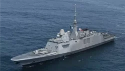 ماكرون يرسل فرقاطتين لتعزيز مهمة الاتحاد الأوروبي في البحر الأحمر