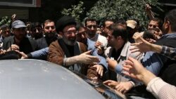 حالة المرشد الجديد لإيران مجتبى خامنئي بعد إصابته في هجوم اليوم؟