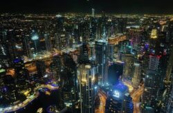 إنفجار يهز دبي بعد إصطدام طائرة مسيرة بناطحة سحاب "مارينا 23" أسفر عن إصابة المبنى. 