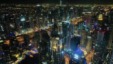 إنفجار يهز دبي بعد إصطدام طائرة مسيرة بناطحة سحاب "مارينا 23" أسفر عن إصابة المبنى. 