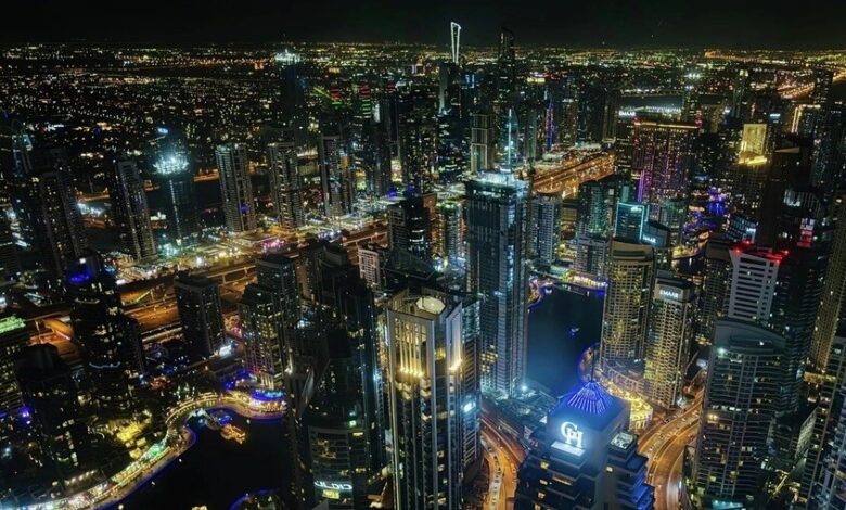 إنفجار يهز دبي بعد إصطدام طائرة مسيرة بناطحة سحاب "مارينا 23" أسفر عن إصابة المبنى. 