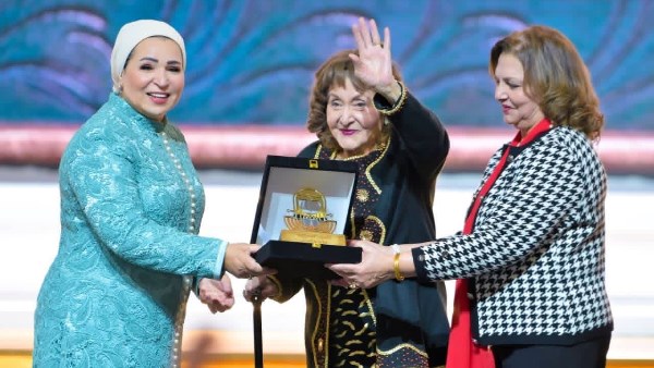 السيدة انتصار السيسي تنشر صورًا من تكريم ملهمات مصر في «المرأة المصرية أيقونة النجاح»
