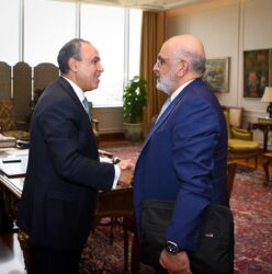 وزير الخارجية يستقبل المدير التنفيذي لمجموعة الدول العربية في البنك الدولي.