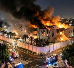 السفارة الأمريكية بالرياض تقلص خدماتها وتبدأ إجلاء موظفين