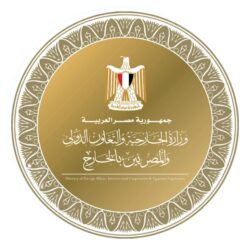 مصر تؤكد على ضرورة الالتزام بقواعد القانون الدولي والقانون الدولي الإنساني في ظل التصعيد الراهن في المنطقة
مصر تؤكد على ضرورة الالتزام بقواعد القانون الدولي والقانون الدولي الإنساني. 
في ظل التصعيد العسكري الخطير الراهن في المنطقة واتساع رقعة الصراع وامتداده واستهداف المرافق والمنشآت المدنية والنفطية بما ينبيء بانزلاق المنطقة الي حالة من الفوضي الشاملة، تؤكد جمهورية مصر العربية علي أهمية الالتزام والاحترام الكامل بقواعد القانون الدولي والقانون الدولي الإنساني وميثاق الامم المتحدة والذي ينص علي عدم استهداف المرافق والمنشآت المدنية، لما يمثله ذلك من مخالفة صريحة لقواعد القانون الدولي الإنساني وانتهاك صارخ للمبادئ الراسخة التي تحكم سير العمليات العسكرية.

وتدين مصر فى هذا السياق استهداف ايران للمجمع السكنى فى مدينة الخرج بالسعودية، وتكرر تضامنها الكامل مع المملكة العربية السعودية وكافة دول الخليج العربي والعراق والأردن الشقيقة ووقوفها الي جانبهم، كما ترفض بشكل كامل اي اعتداءات إيرانية عليها.

كما تجدد مصر ادانتها الكاملة للاعتداءات الاسرائيلية الممنهجة فى ظل التصعيد العسكرى الراهن بالمنطقة، بما فى ذلك بلبنان الشقيق والتى أسفرت الاعتداءات الاسرائيلية عن نزوح اكثر من ٦٠٠ الف مواطن لبنانى. وتؤكد مصر مجددا وقوفها بشكل كامل مع لبنان الشقيق ورفضها للانتهاكات الاسرائيلية للسيادة اللبنانية. كما تدين مصر الممارسات الاسرائيلية المتكررة فى الضفة الغربية من مصادرة  الاراضى والتوسع الاستيطاني، فى انتهاك سافر لقواعد القانون الدولى والقانون الدولى الانسانى.

وتجدد مصر التأكيد علي أهمية الاحتكام للعقل والحكمة وتلافي الحلول العسكرية للازمات، وضرورة العمل علي خفض التصعيد عبر الوسائل الدبلوماسية وتغليب لغة الحوار وضبط النفس حفاظاً على الأمن والسلم الإقليميين والدوليين.

مصر تؤكد على ضرورة الالتزام بقواعد القانون الدولي والقانون الدولي الإنساني. 