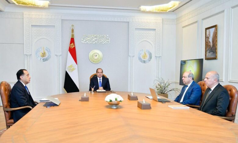 الرئيس السيسي، يجتمع اليوم، مع الدكتور مصطفى مدبولي، والدكتور سامح الحفني وزير الطيران المدني.