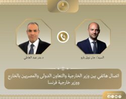 وزير الخارجية يبحث مع نظيره الفرنسي التطورات الإقليمية وسبل خفض التصعيد في المنطقة