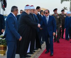 أدى السيد الرئيس عبد الفتاح السيسي، صباح اليوم، صلاة عيد الفطر المبارك بمسجد الفتاح العليم بالعاصمة الجديدة. وصرح المتحدث الرسمي باِسم رئاسة الجمهورية بأنه كان في استقبال السيد الرئيس عند وصول سيادته لأداء شعائر صلاة العيد الدكتور مصطفى مدبولي رئيس مجلس الوزراء، والفريق أشرف سالم زاهر القائد العام للقوات المسلحة وزير الدفاع والإنتاج الحربي، والدكتور أسامة الأزهري وزير الأوقاف وعدد من السادة الوزراء، كما شهدت شعائر صلاة عيد الفطر المبارك حضورًا واسعًا من كافة قيادات الدولة، وقد استمع السيد الرئيس إلى خطبة العيد والتي ألقاها الشيخ الدكتور/ السيد حسين عبد الباري، والتي قدم خلالها التهنئة للسيد الرئيس وللشعب المصري بمناسبة عيد الفطر المبارك، كما أثنى على ما تشهده مصر في عهد السيد الرئيس من أمن وأمان واستقرار وعمران. وعقب الصلاة؛ تبادل السيد الرئيس مع السادة الحضور التهاني بهذه المناسبة المباركة. أدى السيد الرئيس عبد الفتاح السيسي، صباح اليوم، صلاة عيد الفطر المبارك بمسجد الفتاح العليم بالعاصمة الجديدة.