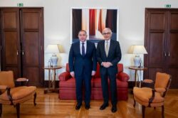 سفير مصر بلشبونة يبحث مع رئيس البرلمان البرتغالي سبل الارتقاء بالعلاقات البرلمانية