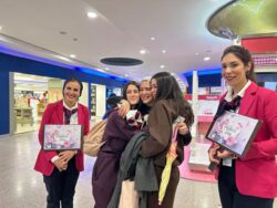 مطار القاهرة يحتفل بالأمهات في عيدهن ويوزع الهدايا على المسافرات