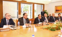 وزيرا الخارجية والاتصالات يبحثان التعاون في مجال التحول الرقمي وتطوير الخدمات القنصلية.