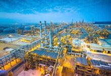 مصدر سعودي: الإمدادات النفطية آمنة ولم تتأثر باستهداف مصفاة رأس تنورة