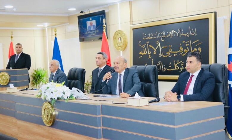 محافظ السويس يكرم اللواء دكتور طارق الشاذلي محافظ السويس السابق