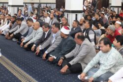 محافظ السويس يؤدي صلاة الجمعة بمسجد المصطفي وسط حضور الأهالي