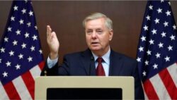 السيناتور الأمريكي جراهام يدعو إسرائيل للحذر بشأن الأهداف التي السيناتور الأمريكي جراهام يدعو إس-رائ-يل للحذر بشأن الأهداف التي تضربها في إيران. في إيران.