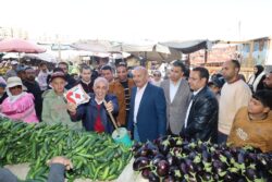 محافظ السويس يتفقد الأسواق ومخازن الأنابيب للتأكد من توافر السلع والمنتجات