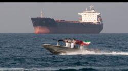 ايران تعلن إغلاق مضيق هرمز رسمياً وتتوعد بإحراق أي سفينة تمر