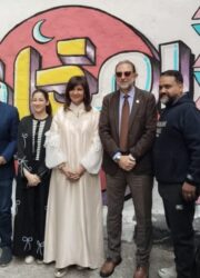 السفيرة نبيلة مكرم تشارك أهالي المطرية أكبر إفطار جماعي في مصر