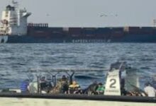 البحرية العُمانية تنقذ طاقم سفينة بعد قصفها بصاروخين قرب مضيق هرمز.