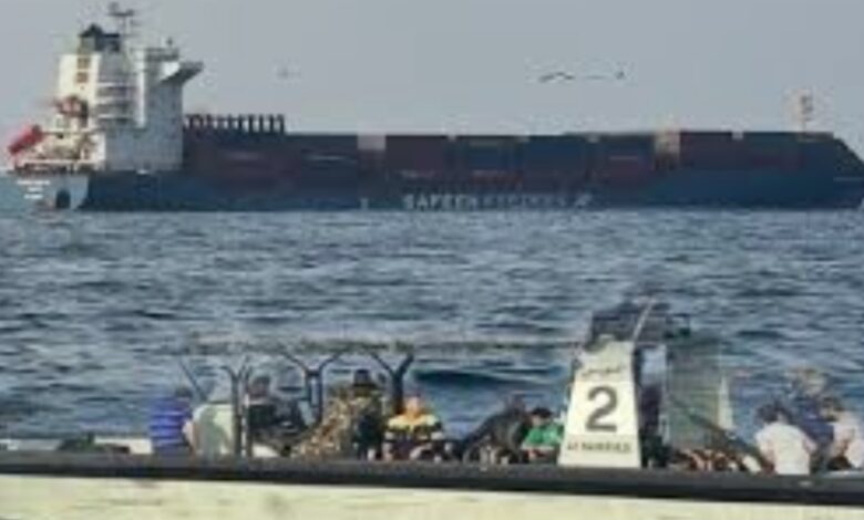 البحرية العُمانية تنقذ طاقم سفينة بعد قصفها بصاروخين قرب مضيق هرمز.