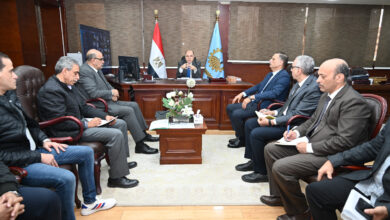 محافظ الغربية يعقد اجتماعًا موسعًا لإحكام الرقابة على الأسواق 