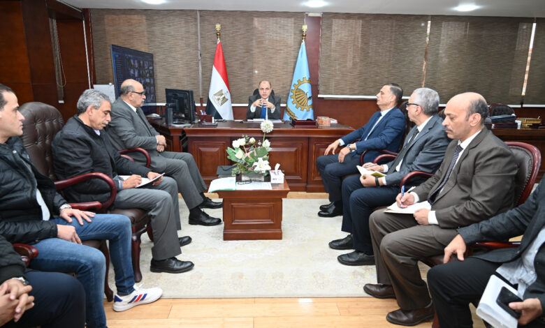 محافظ الغربية يعقد اجتماعًا موسعًا لإحكام الرقابة على الأسواق 