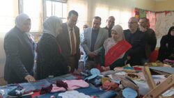 وكيل وزارة التربية والتعليم بالغربية يفتتح المعرض الفنى لتخصص الملابس الجاهزة والتريكو الآلى