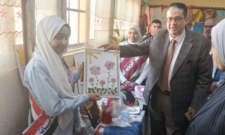 وكيل وزارة التربية والتعليم بالغربية يفتتح المعرض الفنى لتخصص الملابس الجاهزة والتريكو الآلى