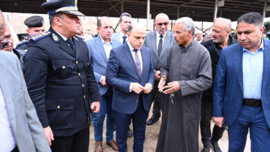 محافظ الغربية يتفقد موقفي الجلاء والجملة بطنطا لمتابعة الالتزام بالتعريفة 