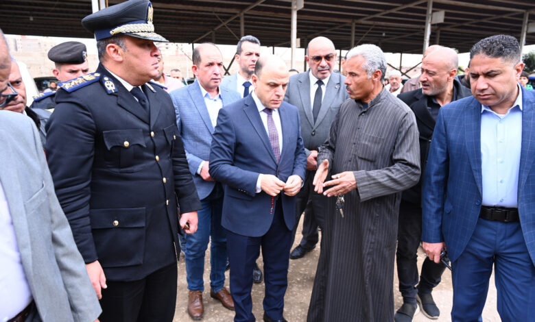 محافظ الغربية يتفقد موقفي الجلاء والجملة بطنطا لمتابعة الالتزام بالتعريفة 