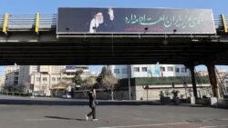 مستشار خامنئي: مستعدون للاستمرار بالحرب ولن نفاوض واشنطن