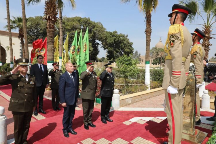 محافظ القاهرة يكرّم أبطال الوطن بوضع إكليل الزهور على مقابر الشهداء