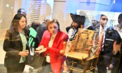 رئيس مجموعة البنك الدولي وحرمه يزوران المتحف المصري الكبير 