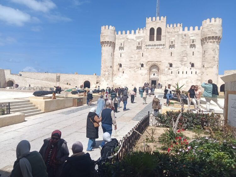 إقبال كبير على قلعة قايتباي بالإسكندرية في ثالث أيام العيد