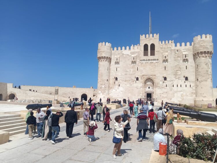 إقبال كبير على قلعة قايتباي بالإسكندرية في ثالث أيام العيد