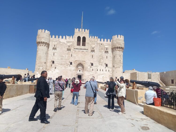 إقبال كبير على قلعة قايتباي بالإسكندرية في ثالث أيام العيد