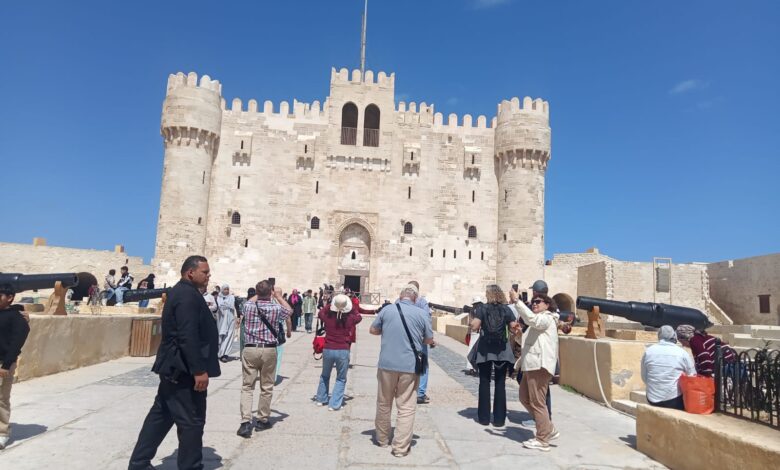 إقبال كبير على قلعة قايتباي بالإسكندرية في ثالث أيام العيد