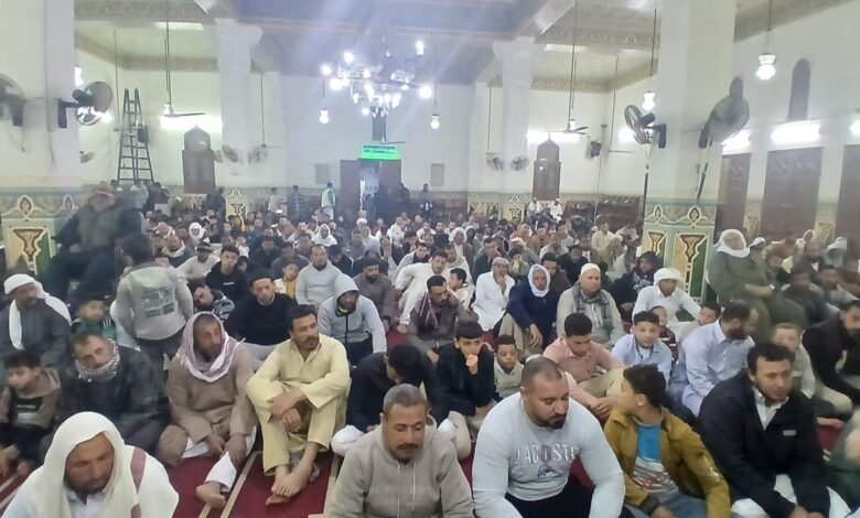 إقبال ملحوظ ومساجد عامرة بالمصلين في الليلة السابعة عشرة من رمضان بالإسكندرية