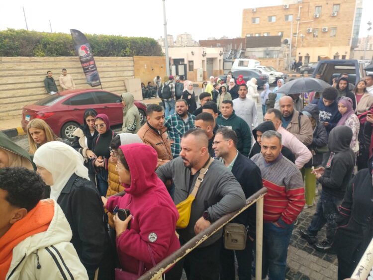 برغم الطقس السىء آلاف الزائرين يتوافدون على قلعة قايتباي بالإسكندرية