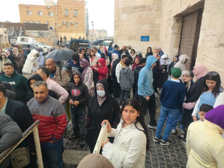 برغم الطقس السىء آلاف الزائرين يتوافدون على قلعة قايتباي بالإسكندرية