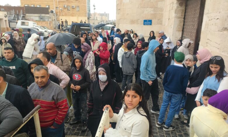 برغم الطقس السىء آلاف الزائرين يتوافدون على قلعة قايتباي بالإسكندرية