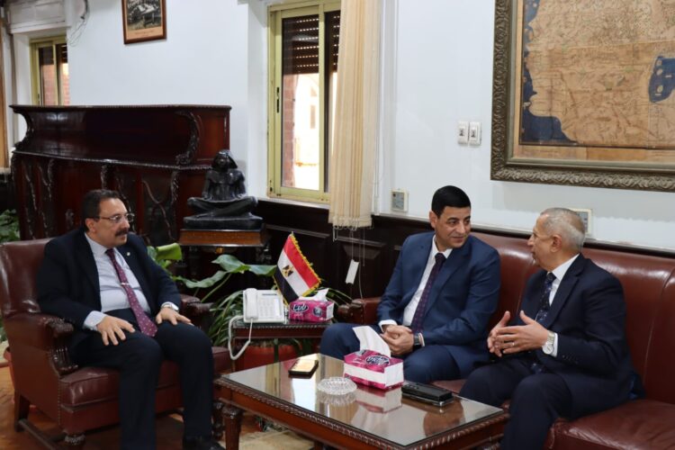 جامعة الإسكندرية تستقبل قائد المنطقة الشمالية العسكرية ورئيس الأكاديمية العربية