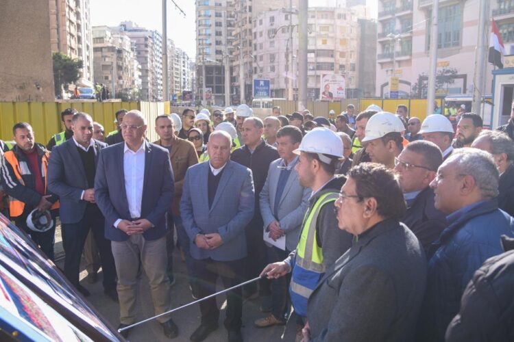 خلال جولته بمحافظة الاسكندرية وزير النقل يتابع مشروع إعادة تطوير ترام الرمل