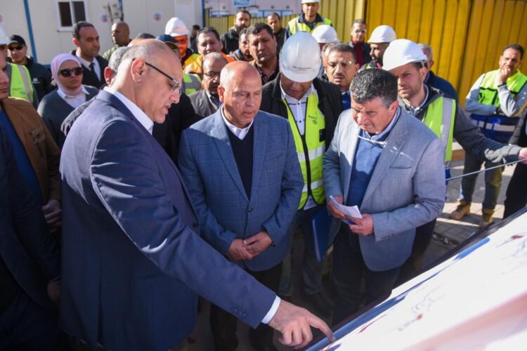 خلال جولته بمحافظة الاسكندرية وزير النقل يتابع مشروع إعادة تطوير ترام الرمل