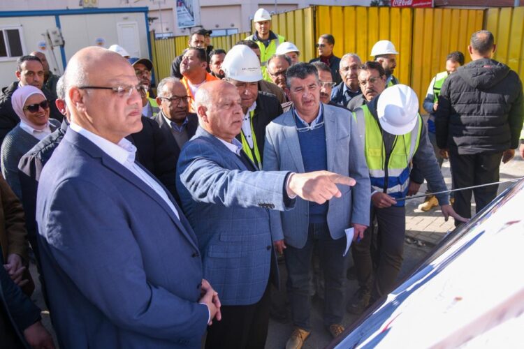 خلال جولته بمحافظة الاسكندرية وزير النقل يتابع مشروع إعادة تطوير ترام الرمل